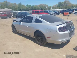2014 Ford Mustang V6 z VIN 1ZVBP8AM4E5202464, wystawiony jako IAAI lot #42230631 z przebiegiem 171 523 mil mil oraz . Historia ofert i sprzedaży dostępna na DreamBid. Obrazek 3.