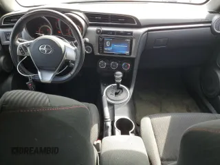 2016 Scion tC z VIN JTKJF5C79GJ025565, wystawiony jako Copart lot #58747815 z przebiegiem 89 174 mil mil oraz Szkody całkowita. Historia ofert i sprzedaży dostępna na DreamBid. Obrazek 8.