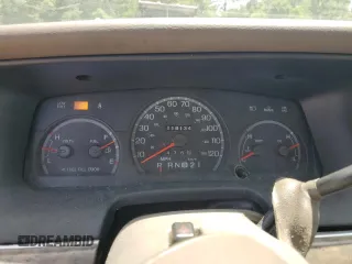 1999 Ford Crown Victoria LX z VIN 2FAFP74W1XX122364, wystawiony jako Copart lot #56929455 z przebiegiem 118 134 mil mil oraz Szkody całkowita. Historia ofert i sprzedaży dostępna na DreamBid. Obrazek 9.
