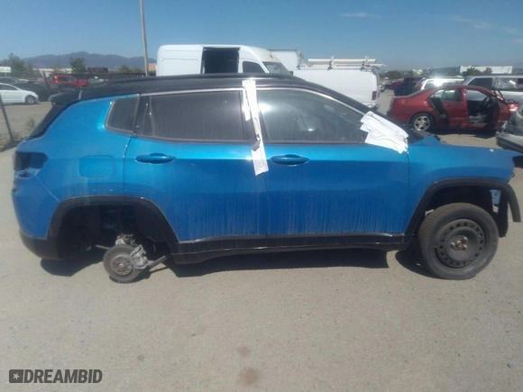 2020 Jeep Compass Latitude with VIN 3C4NJDBB7LT240954, listed as a IAAI auction lot 37092535 with 1 mi miles. Bid and sale history available at carsss.com. Image 13.
