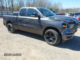 2022 Ram 1500 Big Horn z VIN 1C6RREBG8NN398788, wystawiony jako IAAI lot #41824644 z przebiegiem 69 348 mil mil oraz . Historia ofert i sprzedaży dostępna na DreamBid. Obrazek 1.