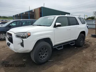 2018 Toyota 4Runner SR5 z VIN JTEBU5JR5J5497862, wystawiony jako Copart lot #59204945 z przebiegiem 50 602 mil mil oraz Szkoda całkowita • Salvage title. Historia ofert i sprzedaży dostępna na DreamBid. Obrazek 1.