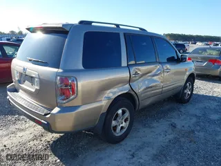 2007 Honda Pilot EX-L with VIN 5FNYF28537B024558, listed as a IAAI auction lot 41806196 with 196,256 mi miles. Bid and sale history available at carsss.com. Image 6.