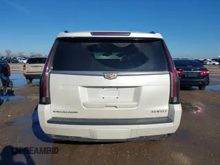 2015 Cadillac Escalade Luxury z VIN 1GYS3MKJXFR651714, wystawiony jako IAAI lot #41205449 z przebiegiem 129 066 mil mil oraz . Historia ofert i sprzedaży dostępna na DreamBid. Obrazek 17.