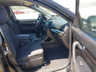 2011 Kia Sorento LX with VIN 5XYKT4A15BG183830, listed as a IAAI auction lot 42030175 with 210,713 mi miles. Bid and sale history available at carsss.com. Image 5.