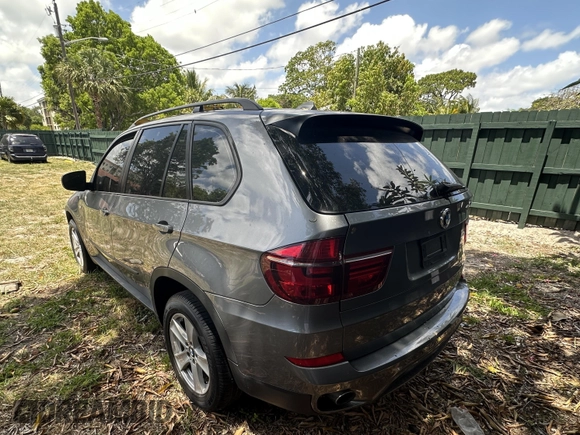 2013 BMW X5 xDrive35i z VIN 5UXZV4C56D0G52619, wystawiony jako IAAI lot #41990893 z przebiegiem 107 080 mil mil oraz . Historia ofert i sprzedaży dostępna na DreamBid. Obrazek 3.