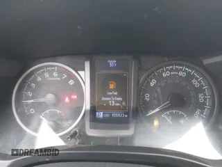 2020 Toyota Tacoma SR5 z VIN 3TMCZ5AN8LM323918, wystawiony jako IAAI lot #42279462 z przebiegiem 105 923 mil mil oraz . Historia ofert i sprzedaży dostępna na DreamBid. Obrazek 7.