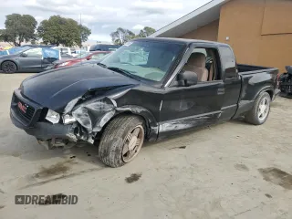 2000 GMC Sonoma SLS w/1SR Pkg with VIN 1GTCS1952Y8305153, listed as a Copart auction lot 46870865 with 177,755 mi miles and Salvage Title. Bid and sale history available at carsss.com. Image 1.
