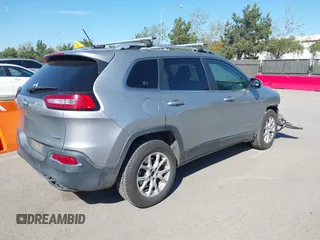 2015 Jeep Cherokee Latitude z VIN 1C4PJMCB0FW749323, wystawiony jako IAAI lot #41852102 z przebiegiem 162 060 mil mil oraz . Historia ofert i sprzedaży dostępna na DreamBid. Obrazek 4.