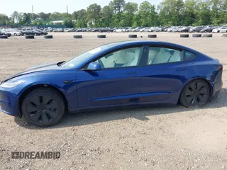 2025 Tesla Model 3 Long Range z VIN 5YJ3E1EB6SF874419, wystawiony jako IAAI lot #42422443 z przebiegiem 11 681 mil mil oraz . Historia ofert i sprzedaży dostępna na DreamBid. Obrazek 13.
