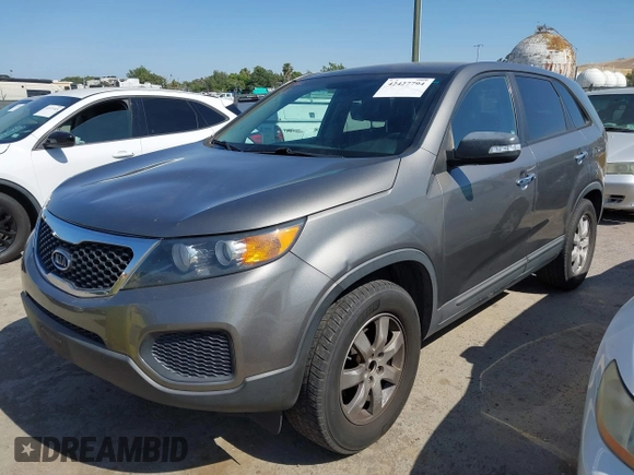 2012 Kia Sorento LX z VIN 5XYKT4A13CG286746, wystawiony jako IAAI lot #42427794 z przebiegiem 233 627 mil mil oraz . Historia ofert i sprzedaży dostępna na DreamBid. Obrazek 2.
