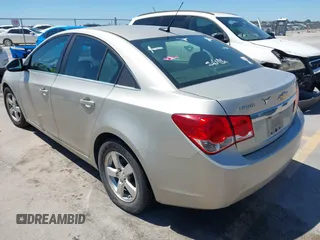 2014 Chevrolet Cruze 1LT z VIN 1G1PC5SB5E7221277, wystawiony jako IAAI lot #42095028 z przebiegiem 195 148 mil mil oraz . Historia ofert i sprzedaży dostępna na DreamBid. Obrazek 3.