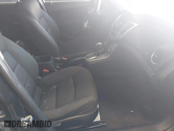 2014 Chevrolet Cruze 1LT z VIN 1G1PC5SB0E7383723, wystawiony jako IAAI lot #42251787 z przebiegiem 129 366 mil mil oraz . Historia ofert i sprzedaży dostępna na DreamBid. Obrazek 5.