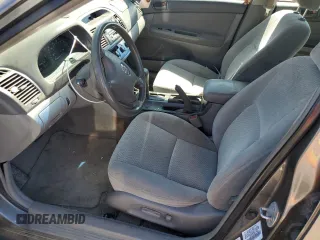 2003 Toyota Camry LE z VIN 4T1BF32K93U566965, wystawiony jako Copart lot #71979144 z przebiegiem 267 228 mil mil oraz Szkoda całkowita • Salvage title. Historia ofert i sprzedaży dostępna na DreamBid. Obrazek 7.