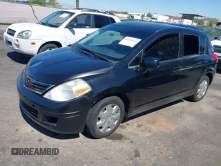 2012 Nissan Versa S z VIN 3N1BC1CP0CK210211, wystawiony jako IAAI lot #42315249 z przebiegiem 189 276 mil mil oraz . Historia ofert i sprzedaży dostępna na DreamBid. Obrazek 6.