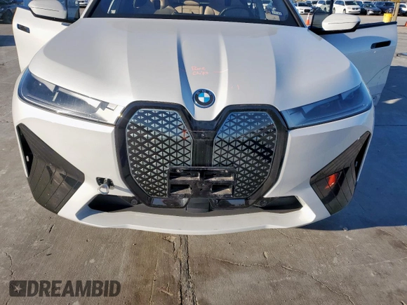 2024 BMW iX xDrive50 z VIN WB523CF08RCP70639, wystawiony jako Copart lot #46369565 z przebiegiem 13 783 mil mil oraz Czysty tytuł • Clean title. Historia ofert i sprzedaży dostępna na DreamBid. Obrazek 12.