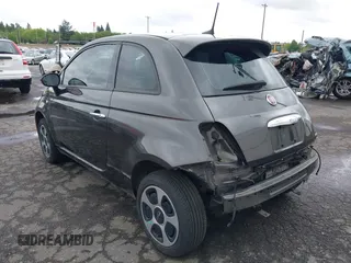 2017 FIAT 500e z VIN 3C3CFFGE5HT697541, wystawiony jako IAAI lot #42139647 z przebiegiem 61 623 mil mil oraz . Historia ofert i sprzedaży dostępna na DreamBid. Obrazek 3.