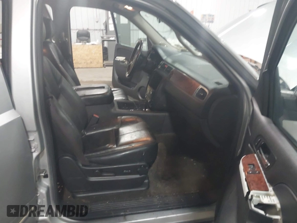 2012 Chevrolet Tahoe LT z VIN 1GNSCBE01CR326465, wystawiony jako IAAI lot #42183450 z przebiegiem 220 129 mil mil oraz . Historia ofert i sprzedaży dostępna na DreamBid. Obrazek 5.