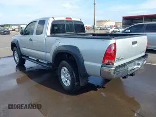2005 Toyota Tacoma z VIN 5TEUU42N45Z035010, wystawiony jako IAAI lot #41916068 z przebiegiem 225 642 mil mil oraz . Historia ofert i sprzedaży dostępna na DreamBid. Obrazek 3.