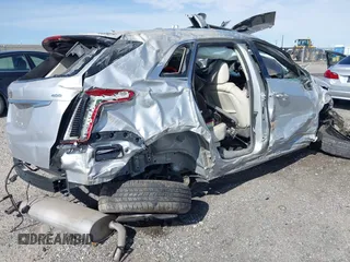 2020 Cadillac XT5 Premium Luxury FWD z VIN 1GYKNCRS1LZ193060, wystawiony jako IAAI lot #41600373 z przebiegiem Nie podano mil oraz . Historia ofert i sprzedaży dostępna na DreamBid. Obrazek 4.