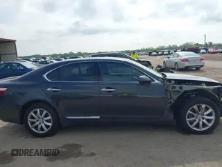 2009 Lexus LS 460 с VIN JTHCL46F095001574, выставлен на аукционе IAAI как лот 42115283 с пробегом 123 944 миль миль и . История ставок и продаж доступна на DreamBid. Изображение 13.