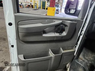 2013 Chevrolet Express Cargo z VIN 1GCWGFCA8D1141881, wystawiony jako IAAI lot #42728830 z przebiegiem 208 897 mil mil oraz . Historia ofert i sprzedaży dostępna na DreamBid. Obrazek 26.
