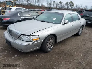 2007 Lincoln Town Car Signature Limited with VIN 1LNHM82V47Y619741, listed as a IAAI auction lot 41726243 with NaN miles. Bid and sale history available at carsss.com. Image 2.