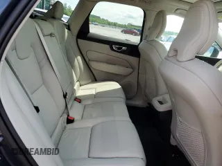 2024 Volvo XC60 Plus Dark Theme z VIN YV4L12RL7R1928699, wystawiony jako Copart lot #56486195 z przebiegiem Nie podano mil oraz Nie do naprawy • Non repairable. Historia ofert i sprzedaży dostępna na DreamBid. Obrazek 11.