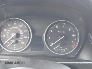 2014 BMW X1 xDrive28i z VIN WBAVL1C54EVY23533, wystawiony jako IAAI lot #41949759 z przebiegiem Nie podano mil oraz . Historia ofert i sprzedaży dostępna na DreamBid. Obrazek 15.