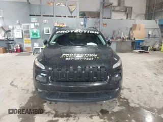 2015 Jeep Cherokee Latitude z VIN 1C4PJMCBXFW588169, wystawiony jako IAAI lot #42352710 z przebiegiem 175 650 mil mil oraz . Historia ofert i sprzedaży dostępna na DreamBid. Obrazek 12.