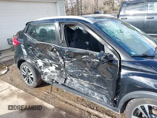 2020 Nissan Kicks SV z VIN 3N1CP5CV5LL496923, wystawiony jako IAAI lot #41440962 z przebiegiem 89 782 mil mil oraz . Historia ofert i sprzedaży dostępna na DreamBid. Obrazek 6.