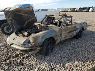 1988 Alfa Romeo Spider z VIN ZARBA5585J1058172, wystawiony jako Copart lot #79445664 z przebiegiem Nie podano mil oraz Nie do naprawy • Non repairable. Historia ofert i sprzedaży dostępna na DreamBid. Obrazek 1.
