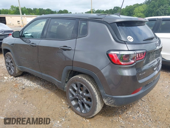 2021 Jeep Compass 80th Anniversary z VIN 3C4NJDEB5MT516982, wystawiony jako IAAI lot #42441681 z przebiegiem 37 414 mil mil oraz . Historia ofert i sprzedaży dostępna na DreamBid. Obrazek 3.
