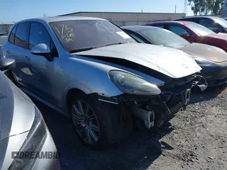 2014 Porsche Cayenne GTS z VIN WP1AD2A29ELA76227, wystawiony jako IAAI lot #42057978 z przebiegiem 92 174 mil mil oraz . Historia ofert i sprzedaży dostępna na DreamBid. Obrazek 1.