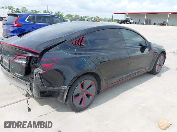 2023 Tesla Model 3 z VIN 5YJ3E1EA5PF484040, wystawiony jako IAAI lot #42128327 z przebiegiem 51 210 mil mil oraz . Historia ofert i sprzedaży dostępna na DreamBid. Obrazek 4.