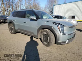 2024 Kia EV9 Wind z VIN KNDAFFS53R6044485, wystawiony jako Copart lot #42955125 z przebiegiem 8 884 mil mil oraz Szkoda całkowita • Salvage title. Historia ofert i sprzedaży dostępna na DreamBid. Obrazek 4.