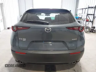 2025 Mazda CX-30 S Carbon Edition z VIN 3MVDMBCM7SM783008, wystawiony jako IAAI lot #42033197 z przebiegiem 5 047 mil mil oraz . Historia ofert i sprzedaży dostępna na DreamBid. Obrazek 16.