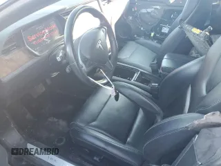2019 Tesla Model S 75D z VIN 5YJSA1E26KF311684, wystawiony jako Copart lot #84538004 z przebiegiem 165 323 mil mil oraz Szkoda całkowita • Salvage title. Historia ofert i sprzedaży dostępna na DreamBid. Obrazek 7.