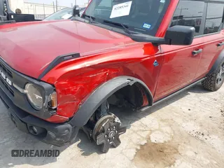 2024 Ford Bronco z VIN 1FMEE1BP8RLA06515, wystawiony jako IAAI lot #42285341 z przebiegiem 17 102 mil mil oraz . Historia ofert i sprzedaży dostępna na DreamBid. Obrazek 6.