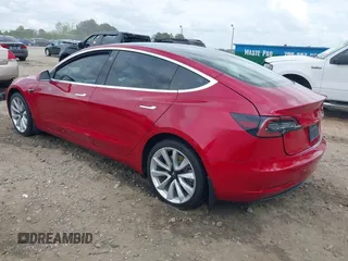 2019 Tesla Model 3 Mid Range z VIN 5YJ3E1EA7KF445040, wystawiony jako IAAI lot #41954956 z przebiegiem 68 004 mil mil oraz . Historia ofert i sprzedaży dostępna na DreamBid. Obrazek 3.