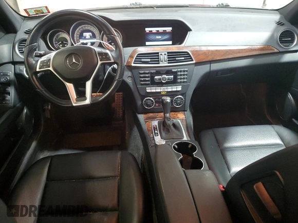 2013 Mercedes-Benz C 300 Sport z VIN WDDGF8AB6DR262303, wystawiony jako Copart lot #58726115 z przebiegiem 130 571 mil mil oraz Czysty tytuł • Clean title. Historia ofert i sprzedaży dostępna na DreamBid. Obrazek 8.
