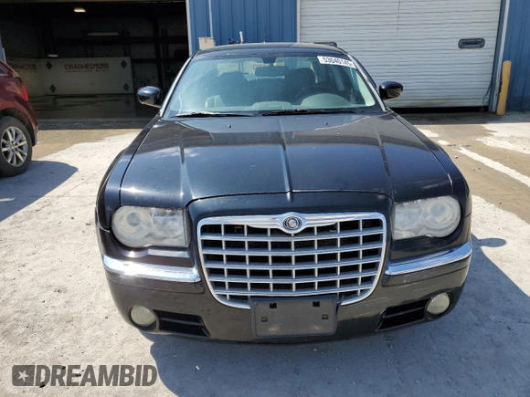 2008 Chrysler 300 z VIN 2C3LA33G68H263769, wystawiony jako Copart lot #53040145 z przebiegiem 125 461 mil mil oraz Szkoda całkowita • Salvage title. Historia ofert i sprzedaży dostępna na DreamBid. Obrazek 5.