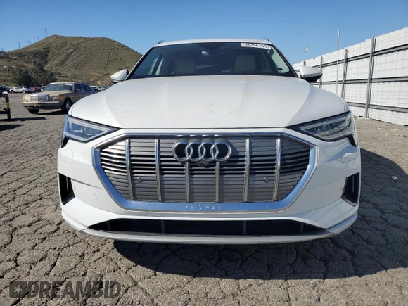 2021 Audi e-tron Prestige z VIN WA1VAAGE8MB040051, wystawiony jako Copart lot #46356155 z przebiegiem 33 501 mil mil oraz Szkody całkowita. Historia ofert i sprzedaży dostępna na DreamBid. Obrazek 5.