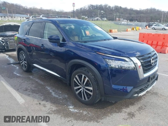 2023 Nissan Pathfinder Platinum с VIN 5N1DR3DK6PC213530, выставлен на аукционе IAAI как лот 41811625 с пробегом 23 903 миль миль и . История ставок и продаж доступна на DreamBid. Изображение 1.