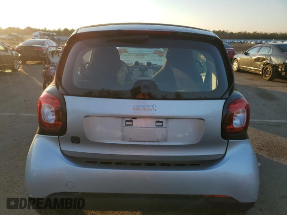 2019 Smart fortwo Pure z VIN WMEFJ9BA0KK368446, wystawiony jako Copart lot #85898494 z przebiegiem Nie podano mil oraz Tytuł czysty. Historia ofert i sprzedaży dostępna na DreamBid. Obrazek 6.