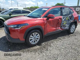 2023 Toyota Corolla Cross LE z VIN 7MUCAAAG4PV069671, wystawiony jako Copart lot #56389225 z przebiegiem 17 661 mil mil oraz Tytuł czysty. Historia ofert i sprzedaży dostępna na DreamBid. Obrazek 1.