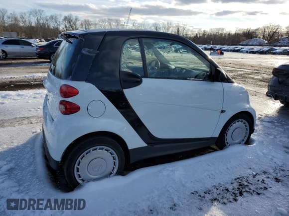 2015 Smart fortwo Passion z VIN WMEEJ3BA8FK797266, wystawiony jako Copart lot #44854795 z przebiegiem 18 581 mil mil oraz Czysty tytuł • Clean title. Historia ofert i sprzedaży dostępna na DreamBid. Obrazek 3.