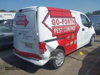 2017 Nissan NV200 S z VIN 3N6CM0KN1HK703120, wystawiony jako IAAI lot #40017819 z przebiegiem 108 983 mil mil oraz . Historia ofert i sprzedaży dostępna na DreamBid. Obrazek 4.