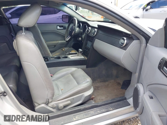 2005 Ford Mustang Deluxe z VIN 1ZVFT80N855148982, wystawiony jako IAAI lot #42251052 z przebiegiem 227 266 mil mil oraz . Historia ofert i sprzedaży dostępna na DreamBid. Obrazek 5.