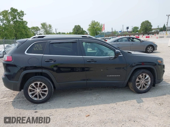 2019 Jeep Cherokee Latitude z VIN 1C4PJLCB2KD114541, wystawiony jako IAAI lot #42399685 z przebiegiem 174 052 mil mil oraz . Historia ofert i sprzedaży dostępna na DreamBid. Obrazek 13.